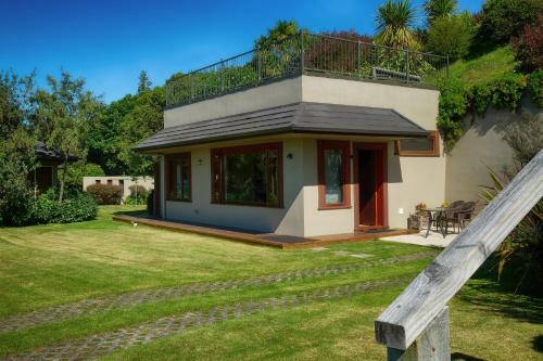 Acacia Bay's Tauhara Sunrise Lodge