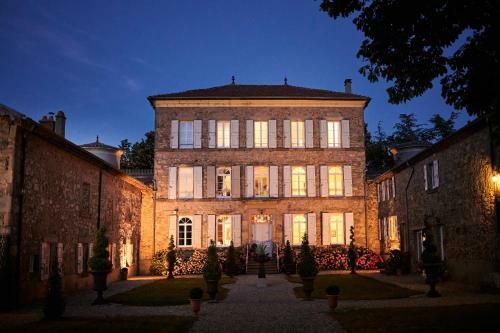 Gites de Charme Au Ch�teau Chavagnac