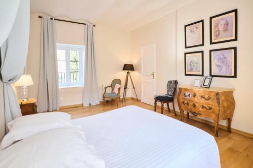 Gites de Charme Au Ch�teau Chavagnac