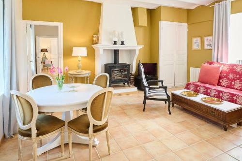 Gites de Charme Au Ch�teau Chavagnac