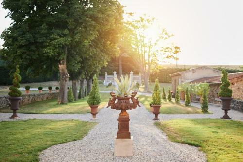 Gites de Charme Au Ch�teau Chavagnac