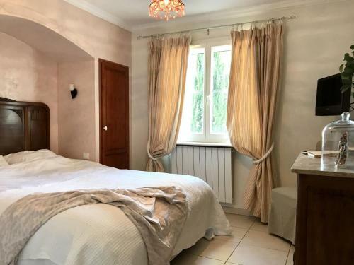 Captivating Villa In Le Plan-de-la-tour With Swimming Pool