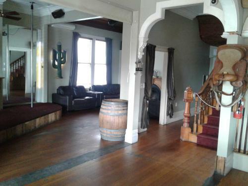 Bed & Breakfast Shooters Saloon