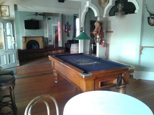 Bed & Breakfast Shooters Saloon