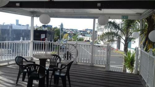 Bed & Breakfast Shooters Saloon