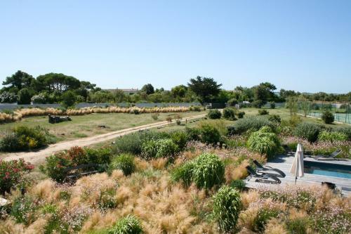 Les Portes-en-re Villa Sleeps 14 With Pool