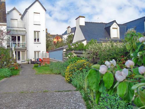 Cosy Apartment In Brittany With Private Garden