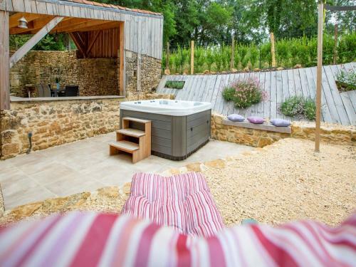 Rustic Holiday Home In Loubejac With Jacuzzi