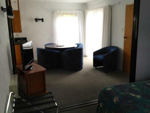 Academy Motor Lodge