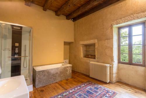 Mauzens-et-miremont Chateau Sleeps 8 Pool Wifi