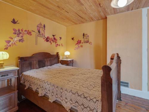 Timeless Holiday Home In Massaguel With Patio
