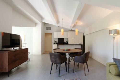 Hugo Private Apartment
