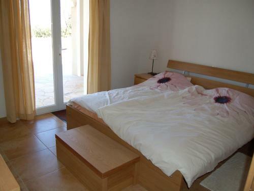 Cosy Villa In Montbrun-des-corbieres With Jacuzzi