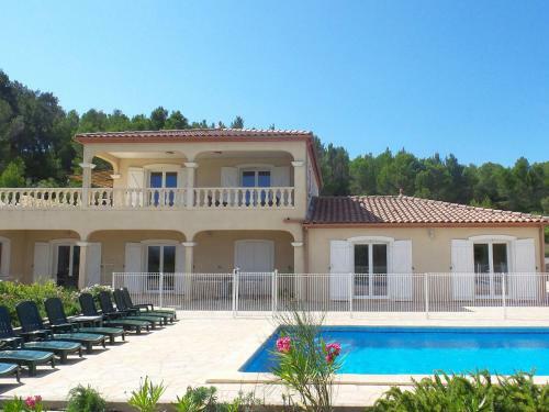 Cosy Villa In Montbrun-des-corbieres With Jacuzzi