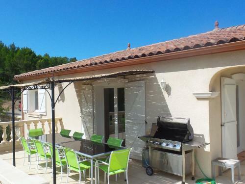 Cosy Villa In Montbrun-des-corbieres With Jacuzzi
