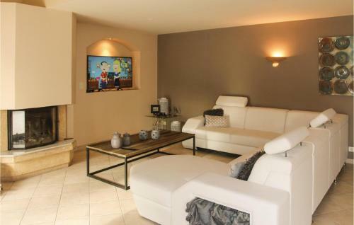 Five-bedroom Holiday Home In Montelimar