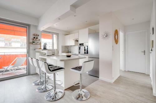 Nice Apartment At Lib�ration With Terrace