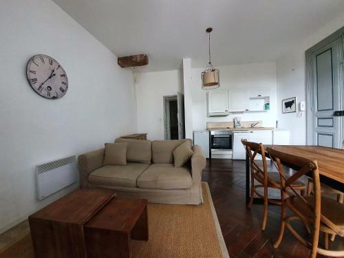Comfy Apartment In Olonzac Near Lake Beach