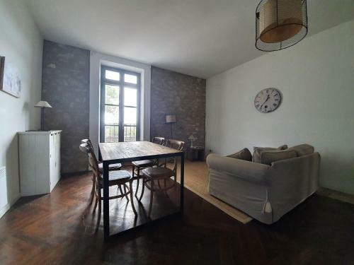 Comfy Apartment In Olonzac Near Lake Beach