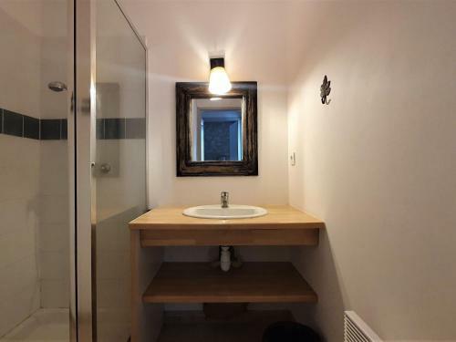 Comfy Apartment In Olonzac Near Lake Beach