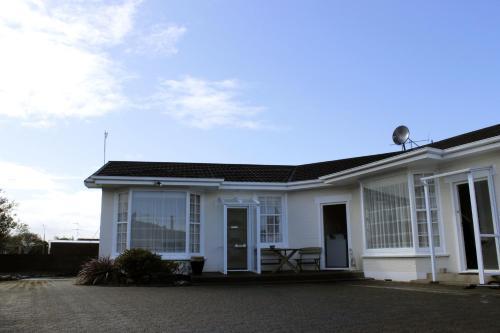 Colonial Motel
