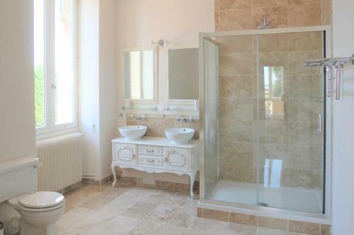 Pauillac Chateau Sleeps 10 With Pool And Wifi