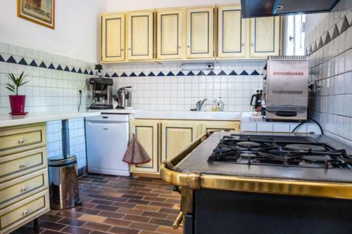 Stunning Farmhouse With Heated Private Pool In Provence