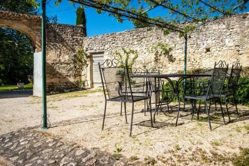 Stunning Farmhouse With Heated Private Pool In Provence