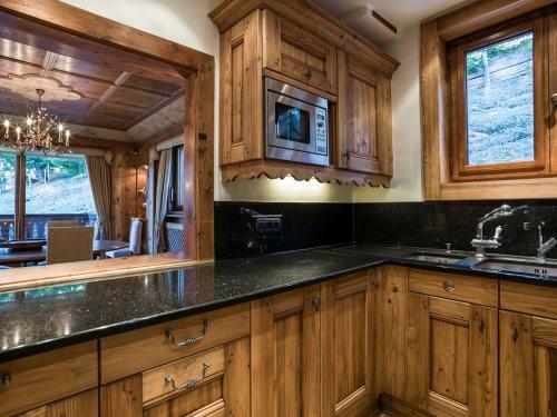 Saint-bon-tarentaise Chalet Sleeps 12 With Wifi