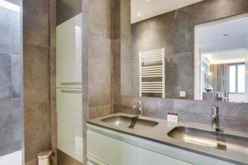 Unique ! Waterfront Apartment In St Aygulf