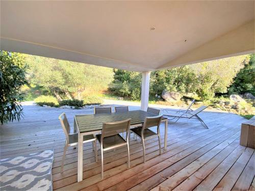 Superbe Villa Avec Piscine Chauffee Et Acces Direct A La Plage