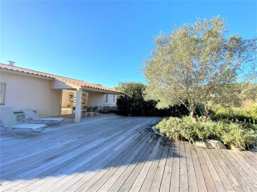 Superbe Villa Avec Piscine Chauffee Et Acces Direct A La Plage