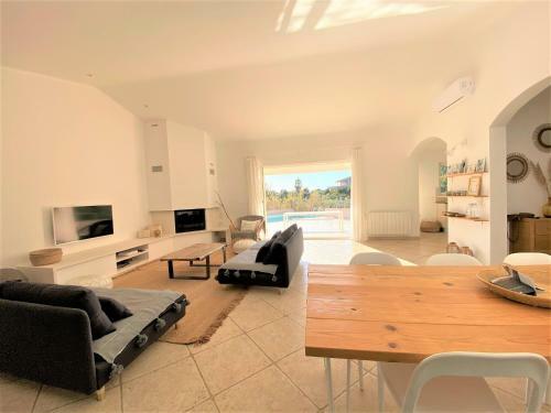 Superbe Villa Avec Piscine Chauffee Et Acces Direct A La Plage