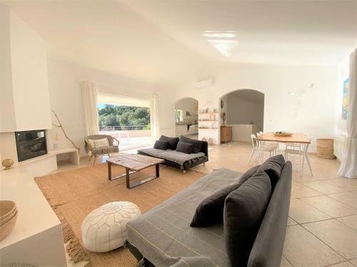 Superbe Villa Avec Piscine Chauffee Et Acces Direct A La Plage