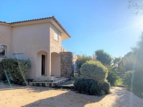 Superbe Villa Avec Piscine Chauffee Et Acces Direct A La Plage