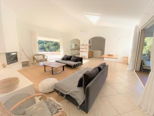 Superbe Villa Avec Piscine Chauffee Et Acces Direct A La Plage