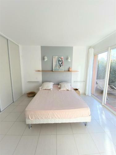 Superbe Villa Avec Piscine Chauffee Et Acces Direct A La Plage