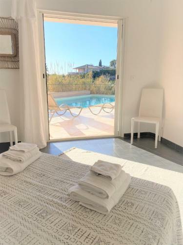 Superbe Villa Avec Piscine Chauffee Et Acces Direct A La Plage