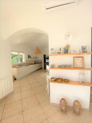 Superbe Villa Avec Piscine Chauffee Et Acces Direct A La Plage