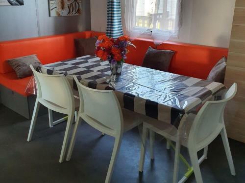 Endearing Mobile Home In Saint-jean-de-mont With Jacuzzi
