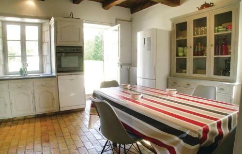 Holiday Home Coulonges Sur L'autize 08