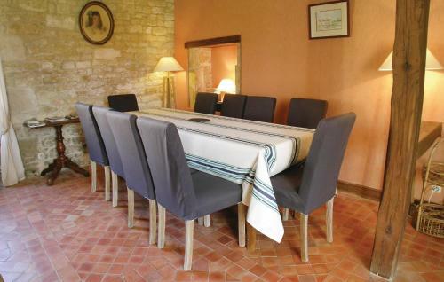 Holiday Home Coulonges Sur L'autize 08