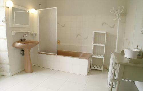 Holiday Home Coulonges Sur L'autize 08