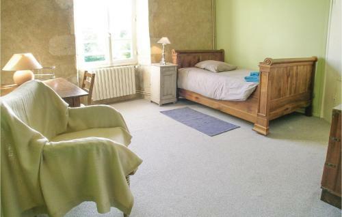 Holiday Home Coulonges Sur L'autize 08