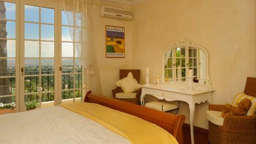 Villa Olivade - Sea Views Private Garden & Terrace