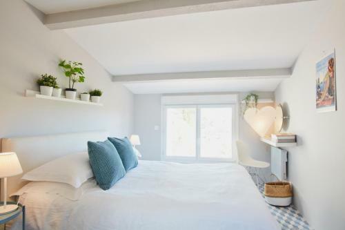 Saint-pons-de-mauchiens Villa Sleeps 12 With Pool