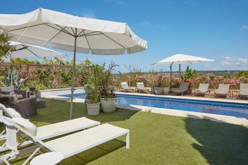 Saint-pons-de-mauchiens Villa Sleeps 12 With Pool