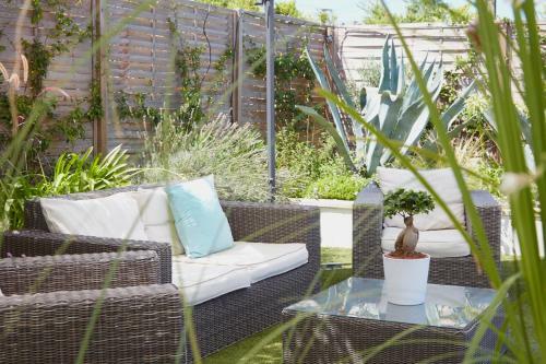 Saint-pons-de-mauchiens Villa Sleeps 12 With Pool