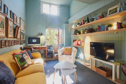 Saint-pons-de-mauchiens Villa Sleeps 12 With Pool