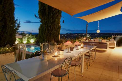 Saint-pons-de-mauchiens Villa Sleeps 12 With Pool